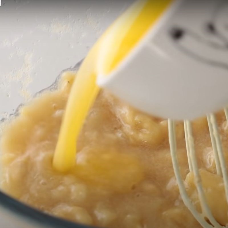 Adding brown sugar to bananas