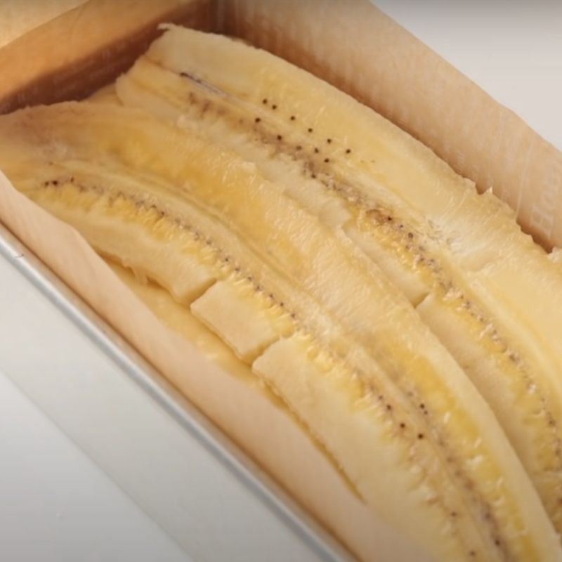 Decorating with sliced banana
