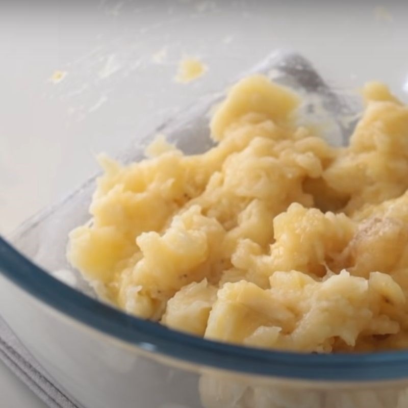 Mashing bananas with a fork